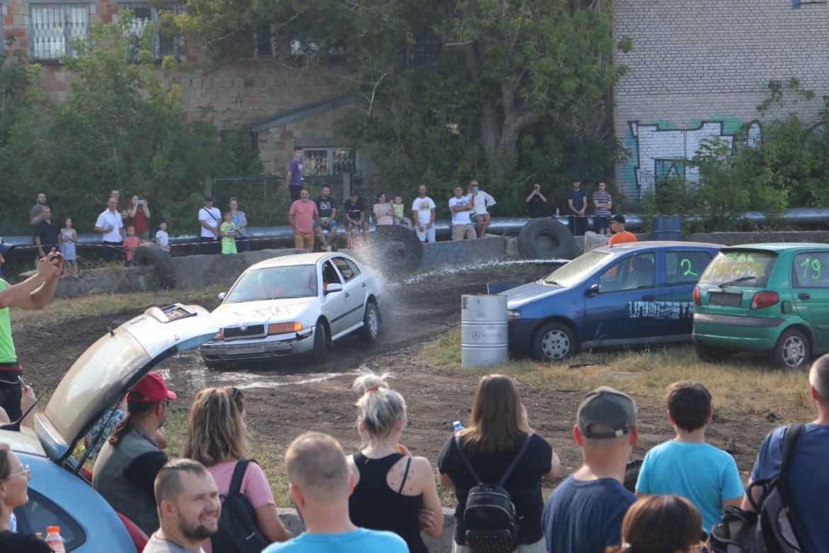 Charytatywny Wrak Race. Andrzej z Plutycz i Adam Kraśko zbierali pieniądze dla chorej Dominiki