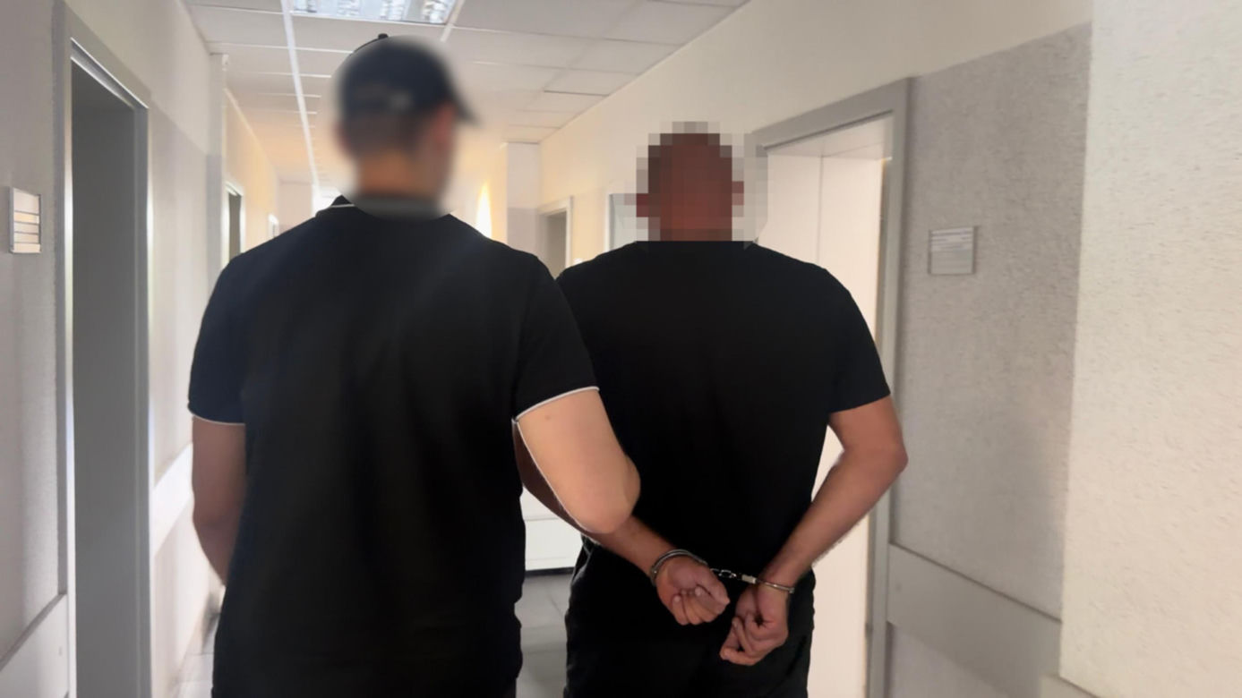 Jedna para kajdanek nie wystarczyła. Chłop jak dąb i spółka zatrzymani za bebeszenie kradzionych fur