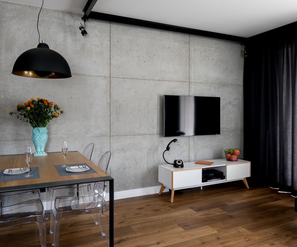 Beton architektoniczny na ścianie w salonie