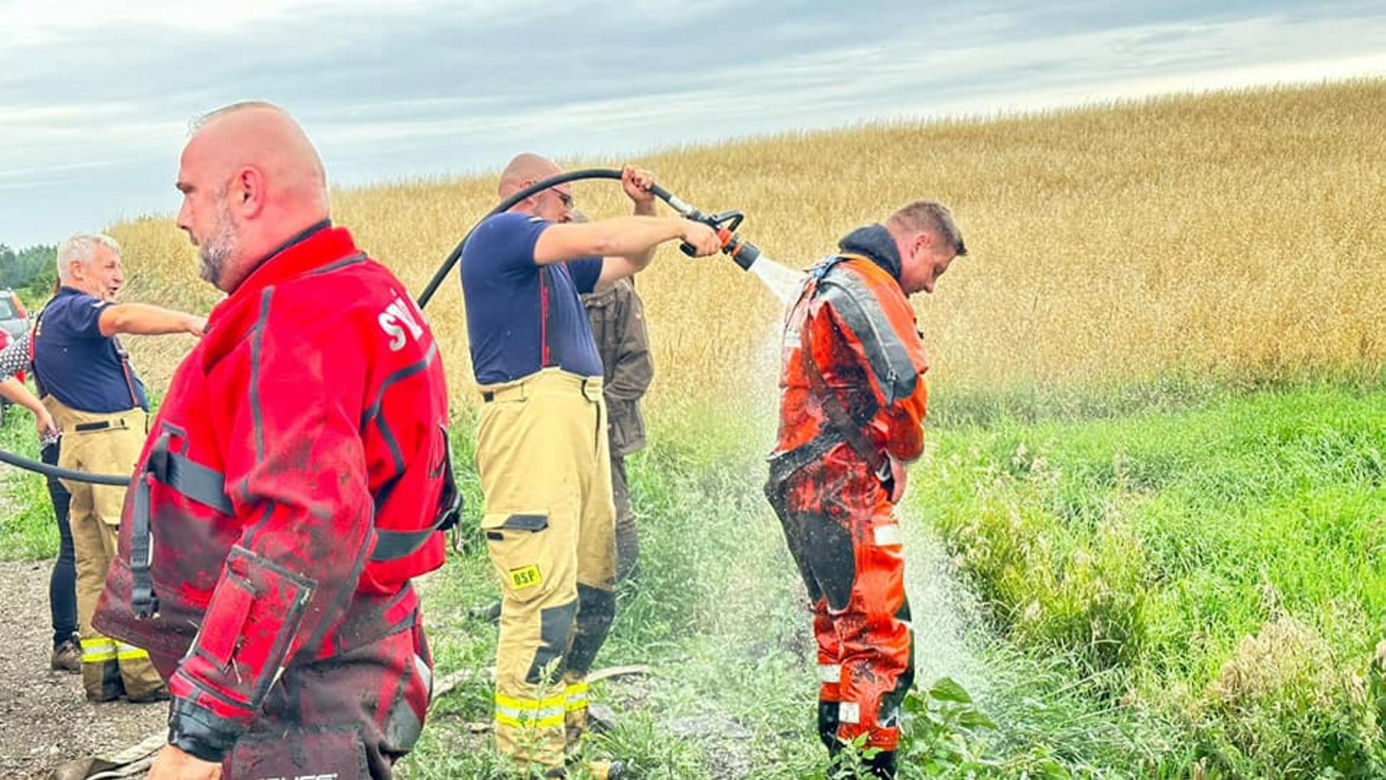 Kolos utknął w błocie. Wyciągać go musiało 10 osób!