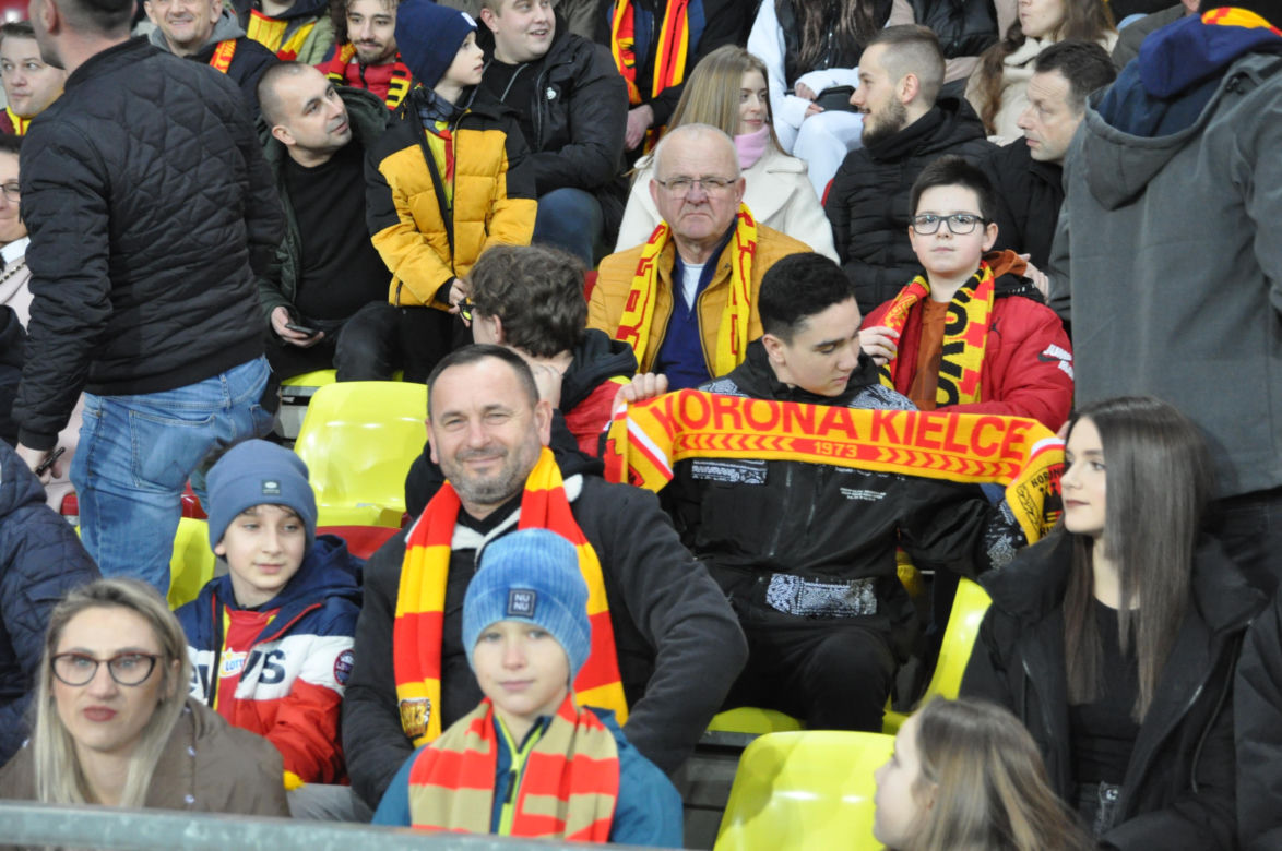 Korona Kielce - Legia Warszawa. Zdjęcia kibiców na Suzuki Arenie