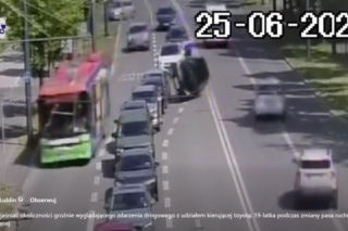 Samochód 19-latki przewrócił się na bok. Chciała zmienić pas. Policja pokazała nagranie