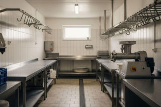 Ubój w gospodarstwie na sprzedaż legalny od 2026 roku. Kto może na tym zyskać i jak uniknąć kar?