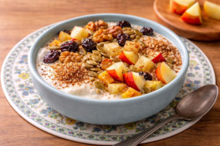 Kolacja probiotyczna z jogurtem, jabłkiem i sekretnym składnikiem – sycąca i pełna dobra. Przepis dostałam od naturopatki