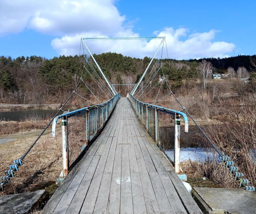 Będzie ładniej,  wygodniej i bezpieczniej.  Ruszył remont kładki nad Dunajcem 