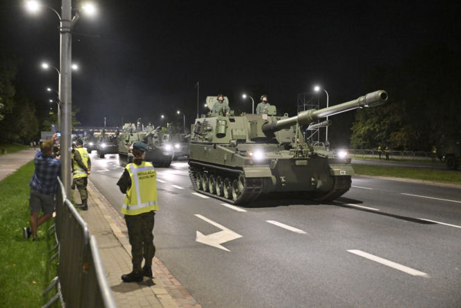 Nocna próba defilady wojskowej w Warszawie