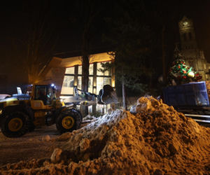 Akcja wywożenia śniegu z Krupówek