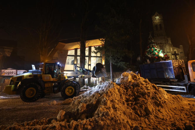 Akcja wywożenia śniegu z Krupówek