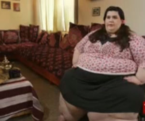 Ta kobieta waży ponad 300 kg! Szoruje fałdy tłuszczu na nogach szczotką do mycia pleców! [ZDJĘCIA]