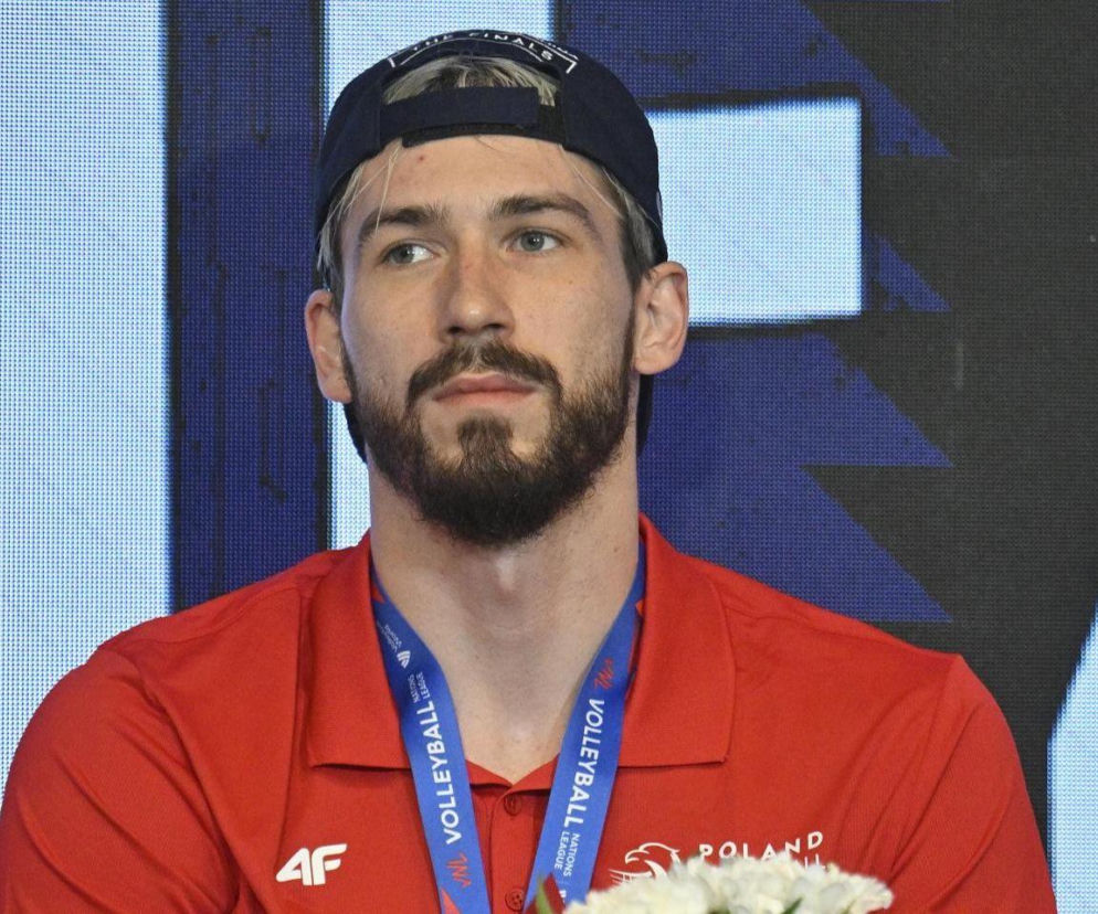 Siatkarz Tomasz Fornal w czapce z daszkiem i czerwonej koszulce reprezentacji. O sukcesie w Lidze Narodów na SE Supersport.