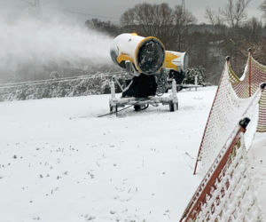Górka Środulska w Sosnowcu. Naśnieżanie stoku narciarskiego