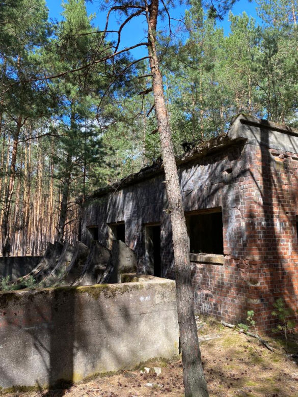 Ruiny byłej fabryki amunicji DAG podczas II wojny światowej w Lubuskiem