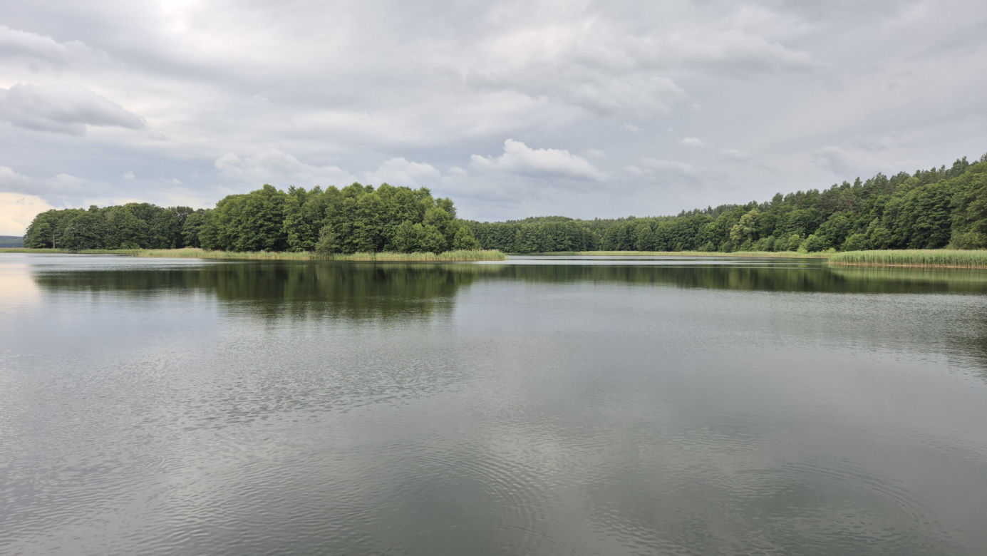 To jezioro pod Olsztynem przyciąga tajemniczą aurą. Trzeba zachować tam absolutną ciszę