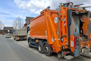 Pijany kierowca ciężarówki uderzył w śmieciarkę. Jedna osoba została ranna