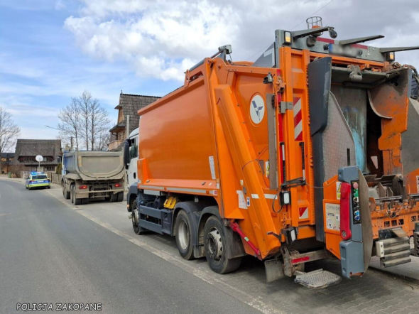 Pijany kierowca ciężarówki uderzył w śmieciarkę. Jedna osoba została ranna