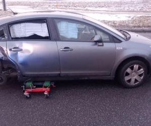 Ciężarówka i osobówka zderzyły się na rondzie w Dąbrowie Tarnowskiej