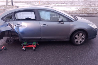 Ciężarówka i osobówka zderzyły się na rondzie w Dąbrowie Tarnowskiej