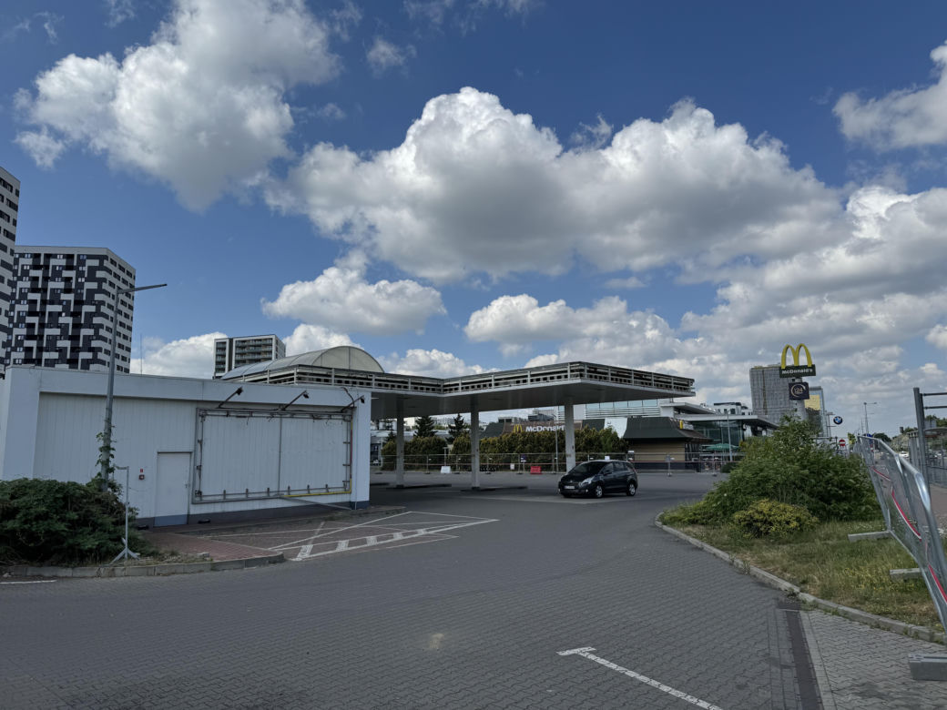 Koniec popularnego McDonald'sa w Warszawie. Zamyka się też stacja paliw. Była świadkiem okropnej tragedii