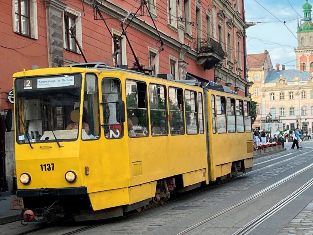 Tak wygląda wojenna rzeczywistość na ulicach Lwowa. Gdy wyją syreny, nikt już nie reaguje. "Boimy się, ale trzeba żyć"