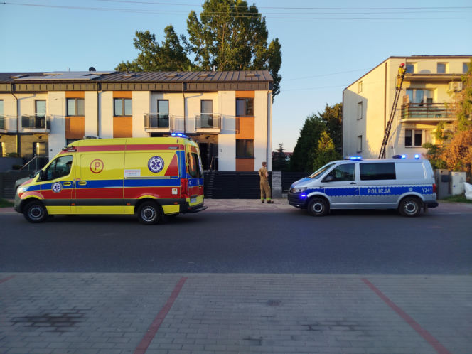 Dziecko wypadło z pierwszego piętra szeregowca przy ul. Chełmońskiego w Siedlcach