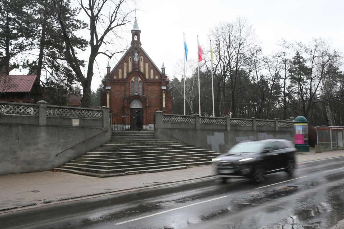 Auta spadają z kościelnych schodów. To kolejny taki przypadek