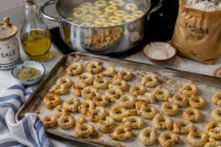 Mąkę zagniatam z winem i oliwą. Wychodzą chrupiące taralli, od których trudno się oderwać