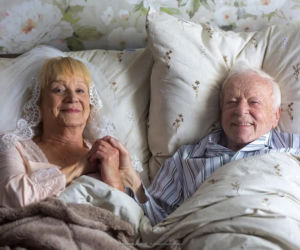 Małgorzata Rożniatowska w wieku 75 lat założyła suknię ślubną