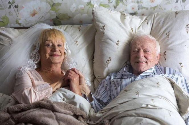 Małgorzata Rożniatowska w wieku 75 lat założyła suknię ślubną