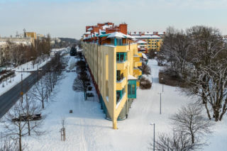 Blok zakończony maślanym szpicem. Osiedle pod adresem Przy Bażantarni „puszy się kolorem niczym pawie”