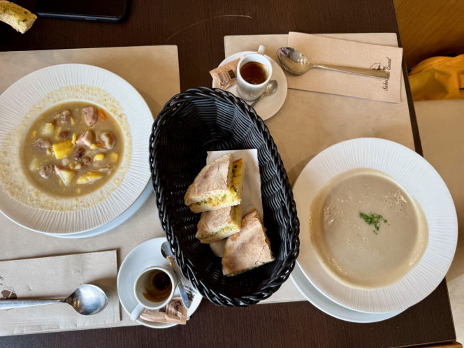 Zupy kasztanowe - jedna w ziemniakami i boczkiem, druga w formie kremu