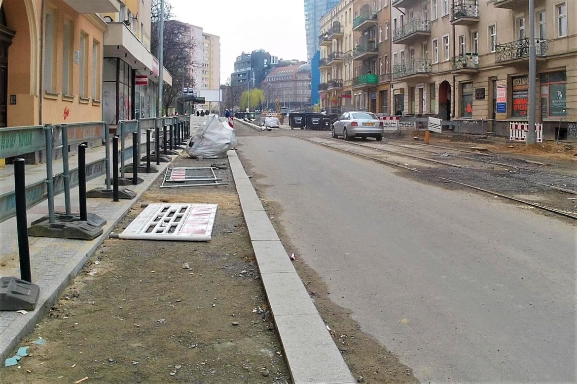 Słupy utrudniają życie pieszym na al. Wyzwolenia