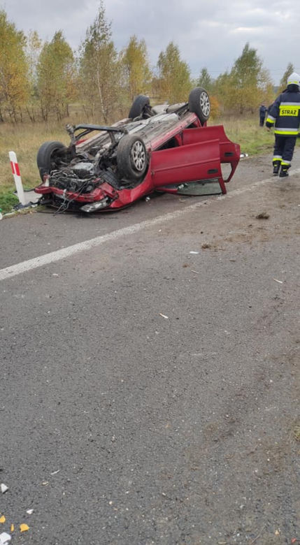 Niebezpieczne dachowanie w gminie Rusiec. 3 osoby w szpitalu!