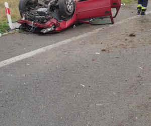 Niebezpieczne dachowanie w gminie Rusiec. 3 osoby w szpitalu!