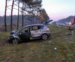 Czołowe zderzenie dwóch aut pod Bydgoszczą. Cztery osoby są ranne