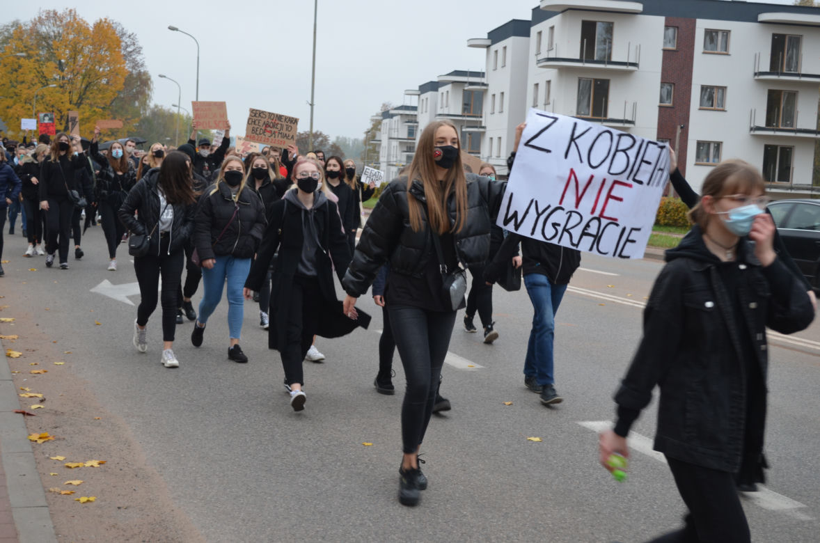 "Z KOBIETAMI NIE WYGRACIE" w Starachowicach też protestowali przed biurami posłów PiS 