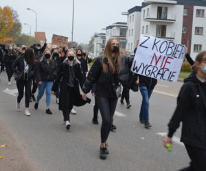 Z KOBIETAMI NIE WYGRACIE w Starachowicach też protestowali przed biurami posłów PiS 