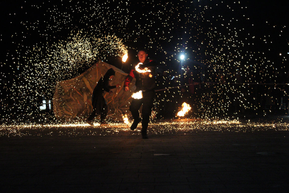 WOŚP 2023 w Krakowie: Fire Show w Nowej Hucie w wykonaniu grupy Spontan Fire