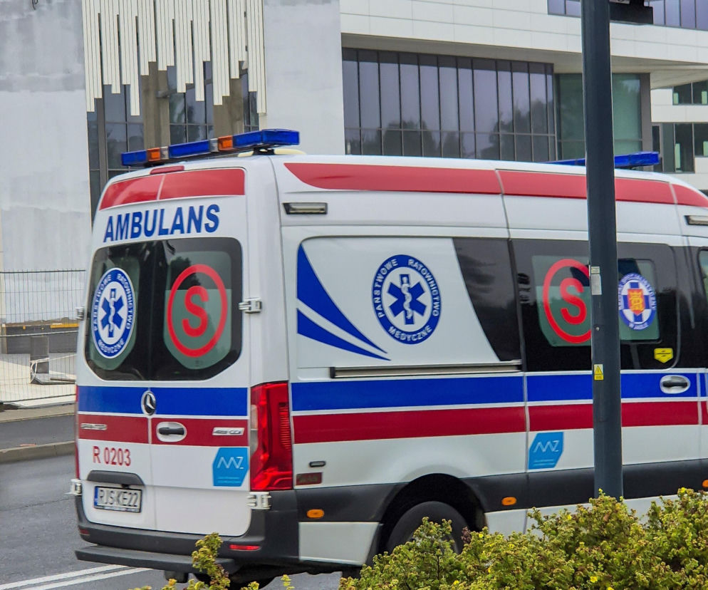 Ambulans pogotowia na drodze przed budynkiem. O ataku na ratownika medycznego przeczytasz na SE.