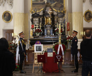 Monika Olejnik na pogrzebie senatora Piesiewicza. Towarzyszył jej ukochany