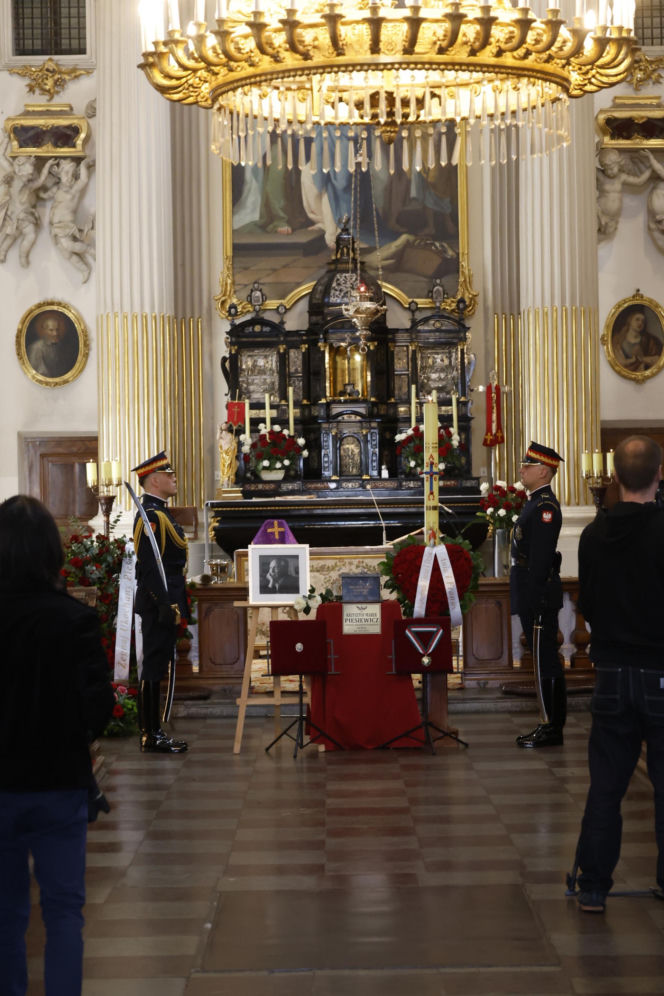 Monika Olejnik na pogrzebie senatora Piesiewicza. Towarzyszył jej ukochany
