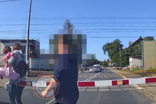 Rodzice z dzieckiem uciekali przed pociągiem. Szokujące nagranie 