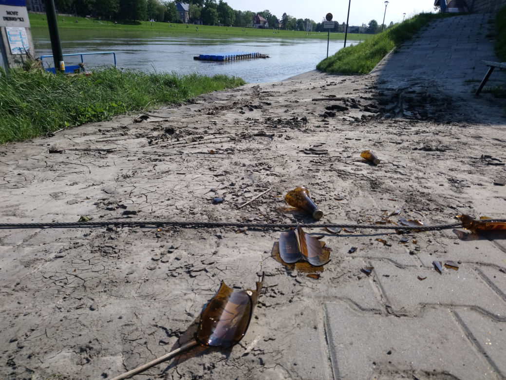 Kraków: Syf, smród i tony śmieci. Tak wyglądają bulwary wiślane po powodzi