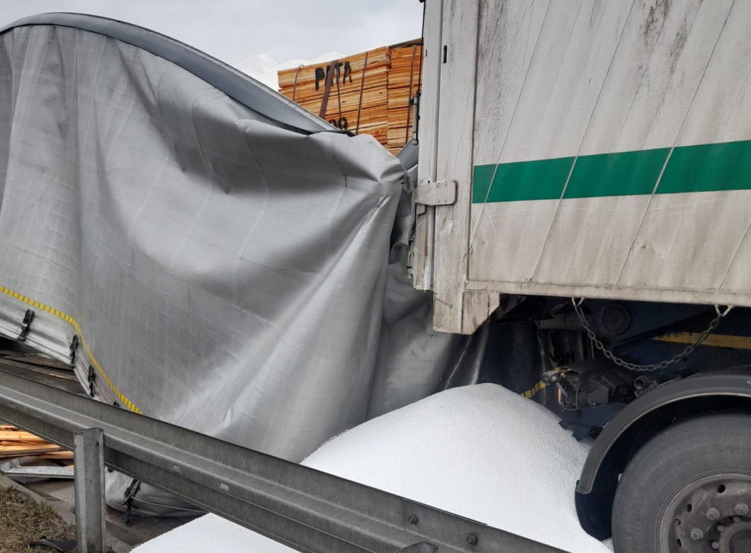 Wypadek na Autostradzie A1 w Częstochowie. Zderzyły się trzy TIRy