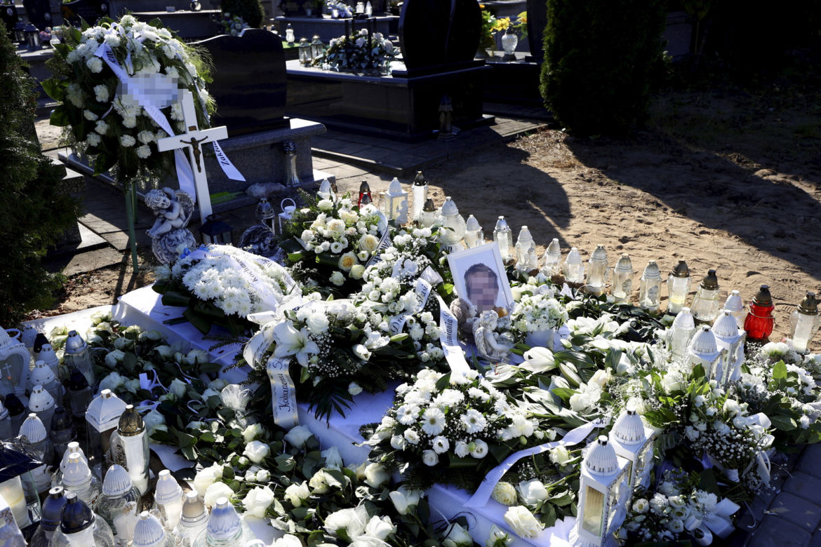 Grób 3-letniego Stasia utonął w morzu kwiatów. Trudno powstrzymać łzy