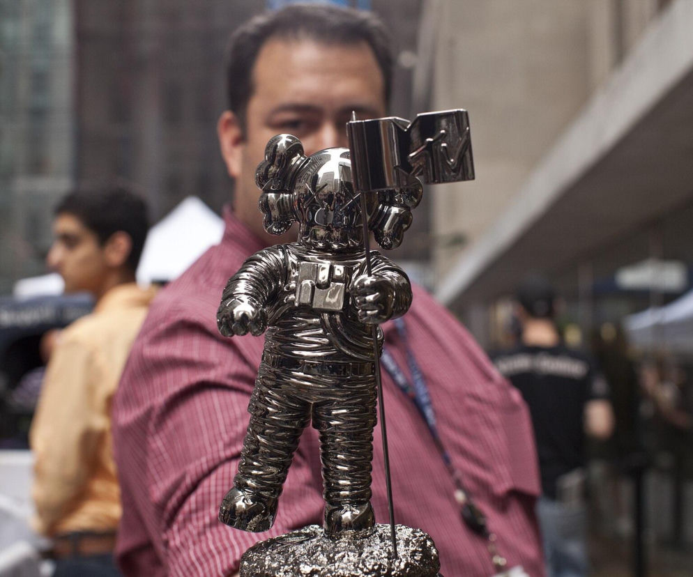 Srebrna statuetka MTV VMA w kształcie kosmonauty na pierwszym planie. O braku kategorii rockowej przeczytasz na Eska ROCK.