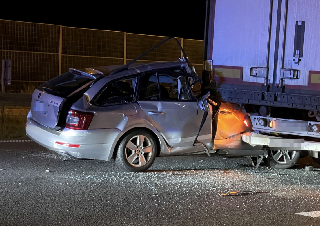 Wypadek na A2 pod Grodziskiem Mazowieckim. Skoda z rodziną z dziećmi wbiła się w tira