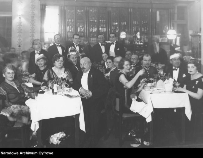 Sylwestrowe bale w II RP. Elegancja, szampan i mazur o północy