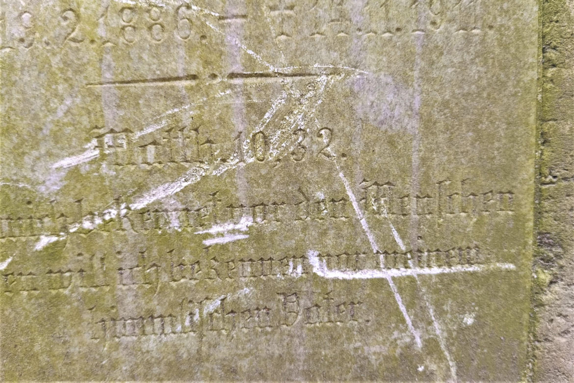 Wandalizm w lapidarium
