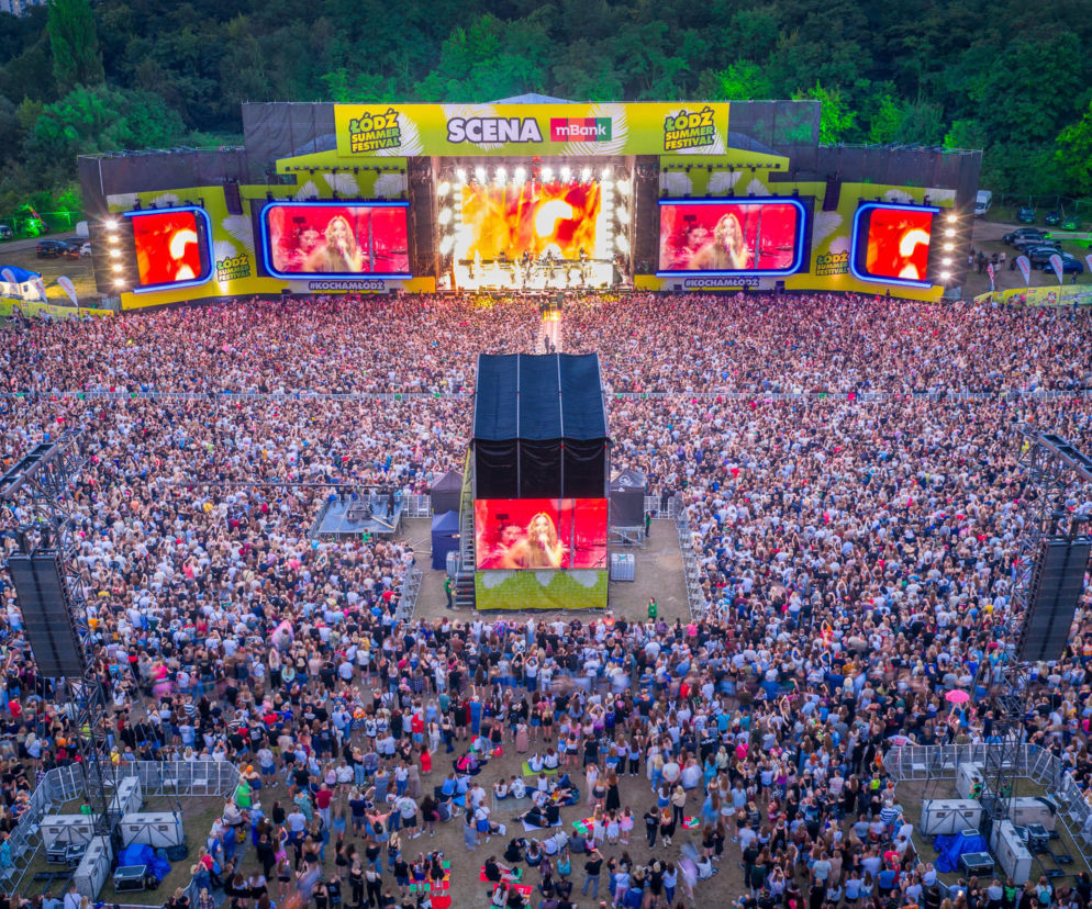 Tłum ludzi pod wielką sceną mBank na Łódź Summer Festival. O programie imprezy przeczytasz w Eska.