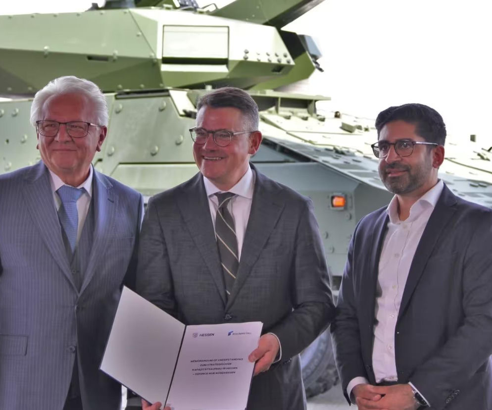 Armin Papperger i Boris Rhein z dokumentem na tle pojazdu Boxer. O nowej fabryce przeczytasz na SE Portal Obronny.